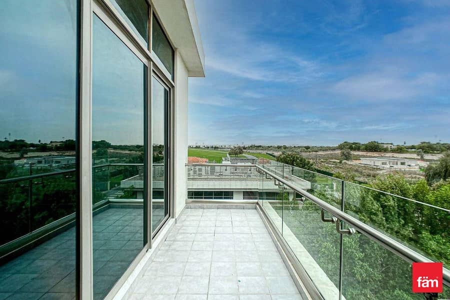 Quiet and Private Living| With Maid's room Quiet and Private Living| With Maid's room