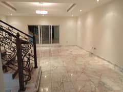 في مردف لا يوجد مسار طيران خلف مركز مدينة مردف فيلا واسعة للإيجار، 4 غرف نوم وصالة مع غرفة للخادمة