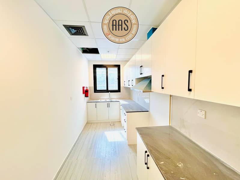 Close kitchen spacious 1bhk Flat Available with Terrace All Amenities free