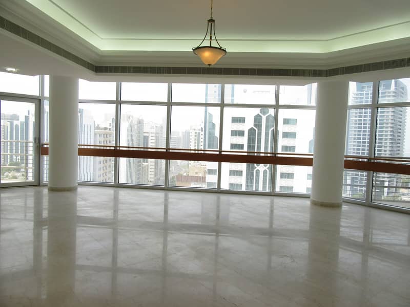 Offer! Spacious with Stunning View Offer! Spacious with Stunning View