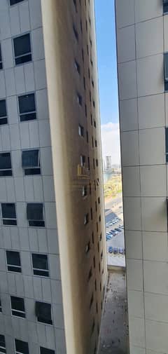 للبيع شقة غرفتين نوم واحدة منها ماستر وصالة في المجاز 2 أطلالة جانبية