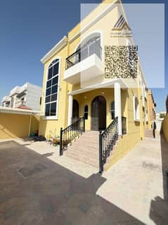 للبيع فيلا بالروضة 2 مع الكهرباء والمياه عمرها 7 سنوات