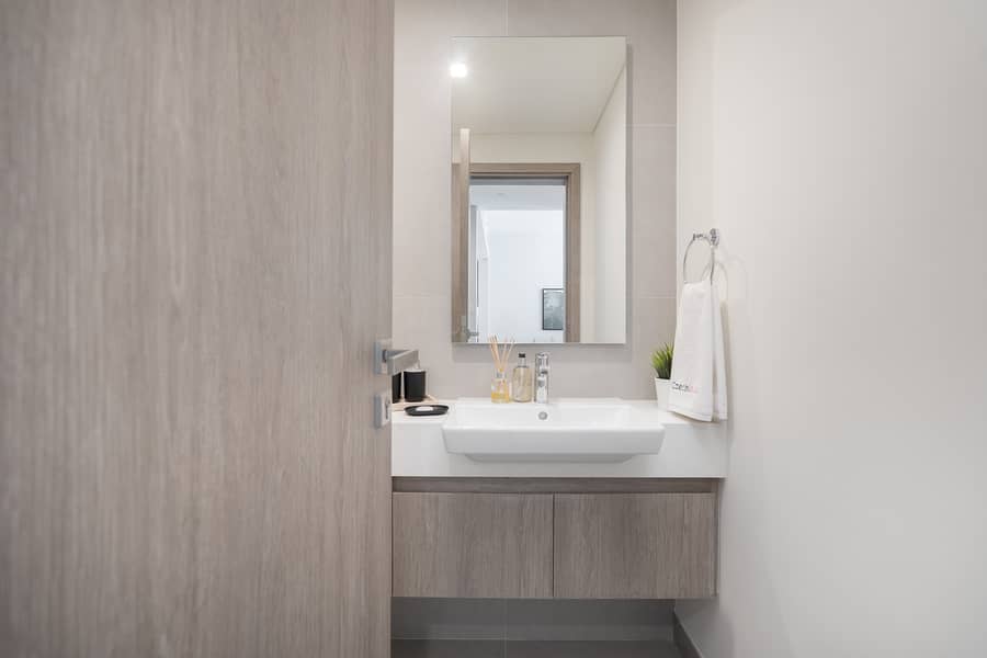 Elegant 1BR LIV Marina Dubai World-Class Amenities - Image 12