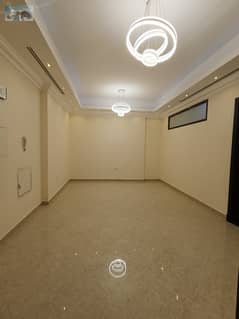 شقة غرفتين وصالة للإيجار في الروضة 3 بعجمان، مساحة ممتازة مع باركن خاص، تكييف مركزي، موقع مميز قريب من مطعم بحر الإمارات، 43 ألف درهم