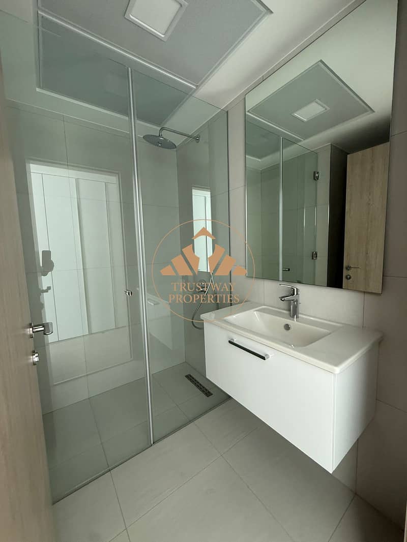 14 bathroom (2). jpg