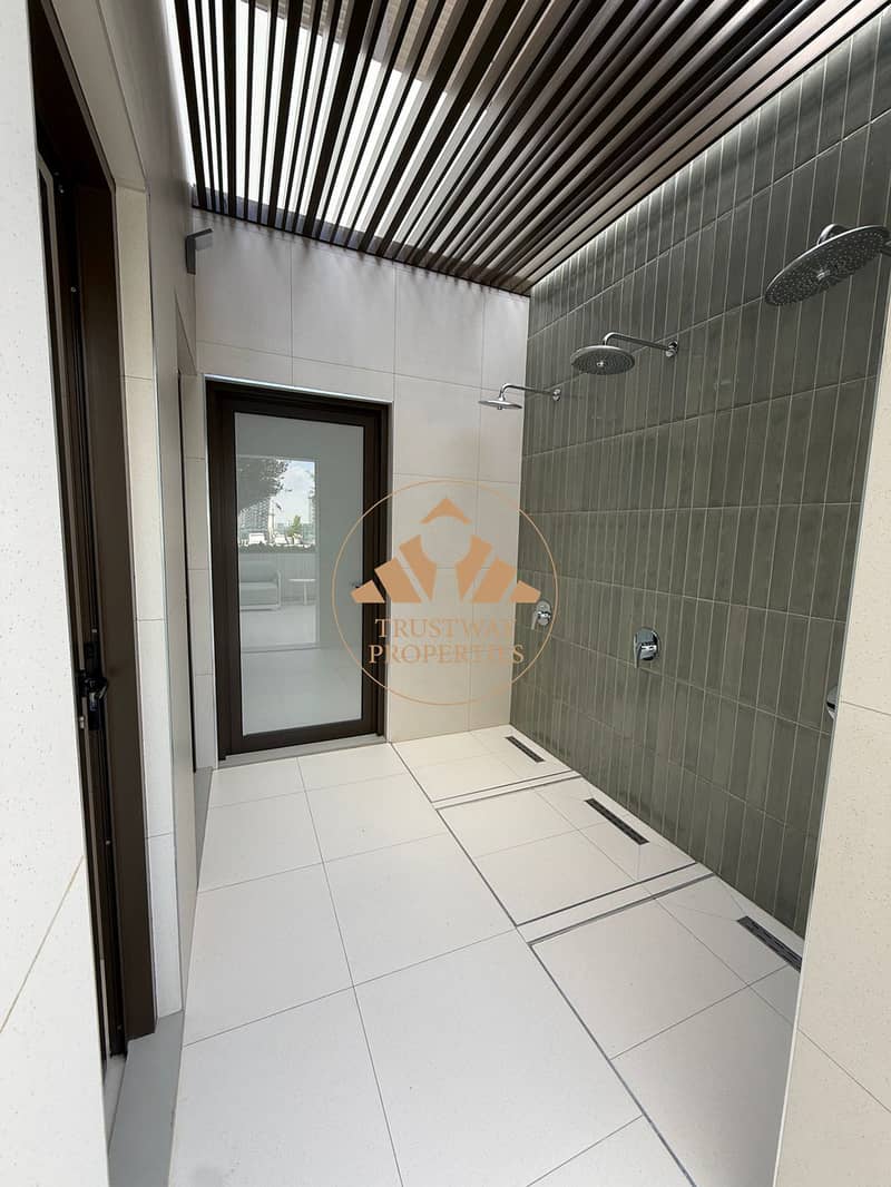 22 s. pool shower room. jpg
