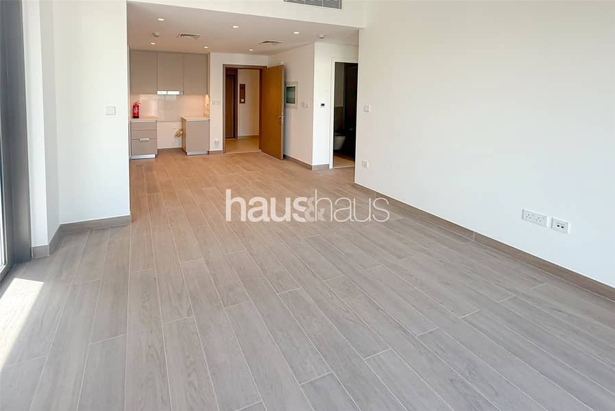 Vacant | Spacious living room | Bright Vacant | Spacious living room | Bright
