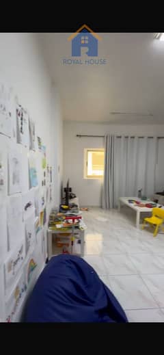 شقة غرفتين وصالة تقع في منطقة أبو شغارة، مناسبة للسكن العائلي أو للاستثمار طويل الأمد.