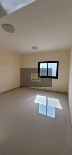 غرفة وصالة مميزة في إم القيوين\ غرفة وصالة مميزة في إم القيوين\ تقع الشقة عند الجسر مباشرة مقابل المحطة