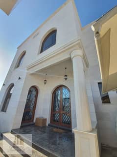 فيلا جديدة للبيع في الصبخة – الشارقة | أرض 260م² | بناء 230م² | بوابة كهربائية | كاميرات | براكن سيارات | تصميم عصري | 1,500,000 درهم