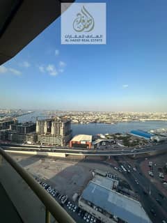 غرفتين وصاله مع ٣ حمام و خزائن بالحائط واتنين بلكونه اطلاله كامله مباشره على الخور شقه من اكبر المساحات بعجمان