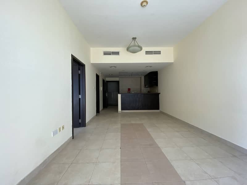 ضخمة 1 غرفة نوم مع شرفة كبيرة في ريتز ريزيدنس المدينة العالمية المرحلة 2 دبي