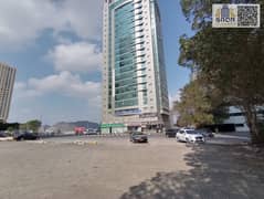 شقة للإيجار غرفة وصالة وحمام ومطبخ بخزائن بالحائط مع تكييف وغاز على المالك وجيم مجاني بسعر 27000 سنويًا