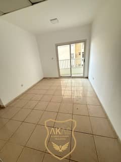 شقة في منطقة الرولة 1 غرفة 28000 درهم - 14216913