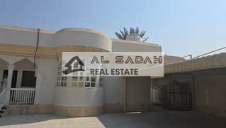 بيع فيلا دور واحد في العزره في 4 غرف وصالة ومجلس وملحق في مطبخ غرف خادمة غرف غسيل مساحة 8000 قدم مطلوب 1300000 مليون