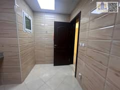 شقة أنيقة غرفة وصالة مع حمام ومطبخ مجهز بخزائن حائط عصرية وتكييف مركزي وغاز متوفر بموقع مثالي للسكن الهادئ