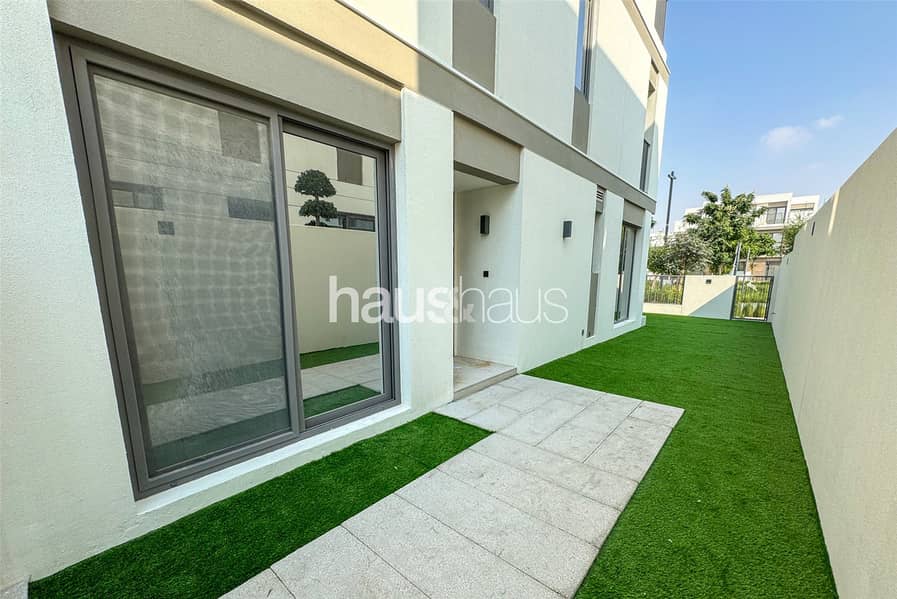 Single Row | Landscaped | Live Sky Suite | March - Image 3