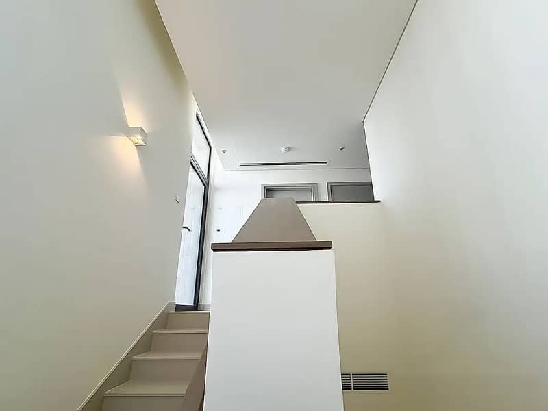 9 805624086-1066x800. jpg