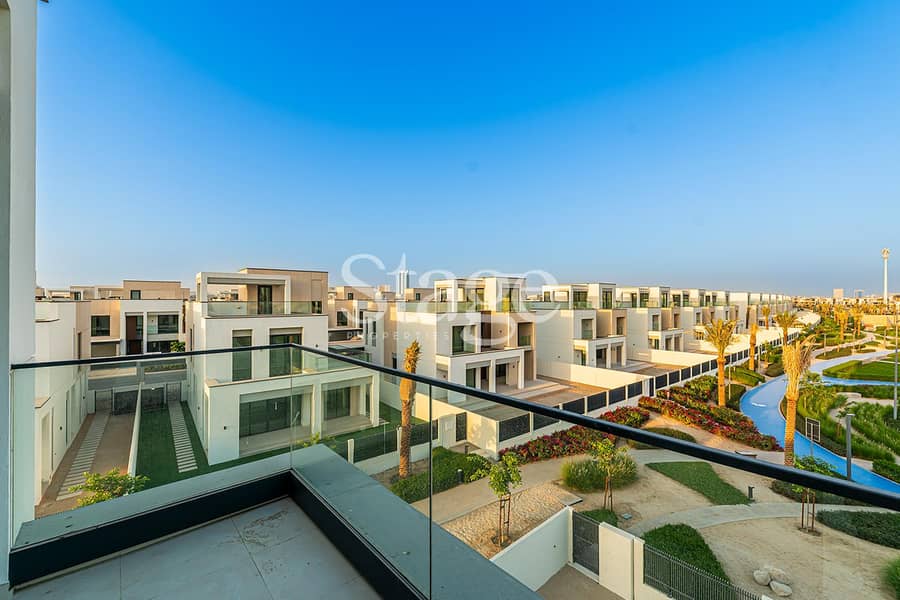 CENTRAL PARK VIEWS | Seconds from Pool | Landscaped