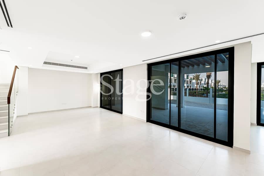 CENTRAL PARK VIEWS | Seconds from Pool | Landscaped - Image 6