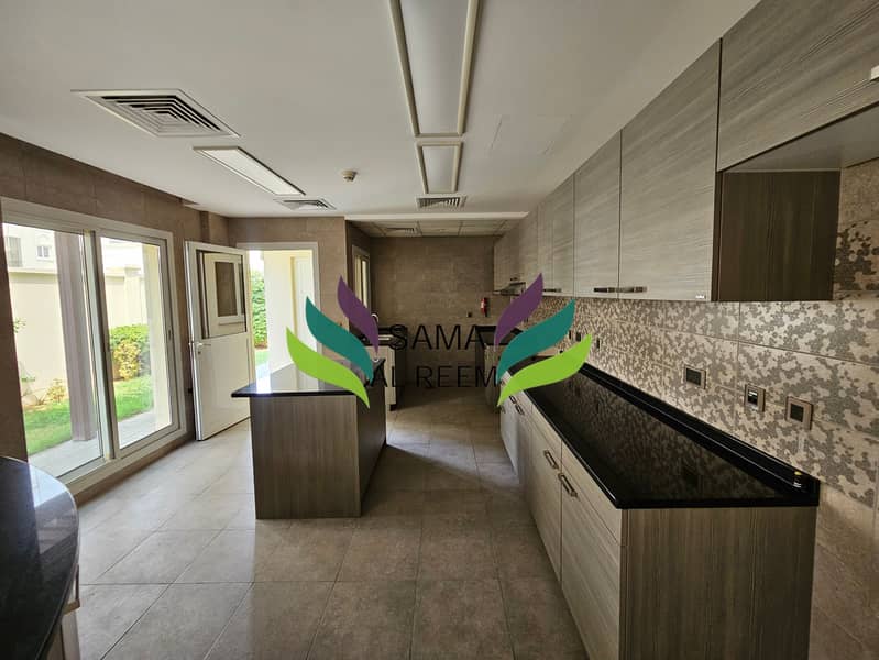 Stunning 5-Bed+Maid | Shared Pool, Gym | Vacant - Image 11