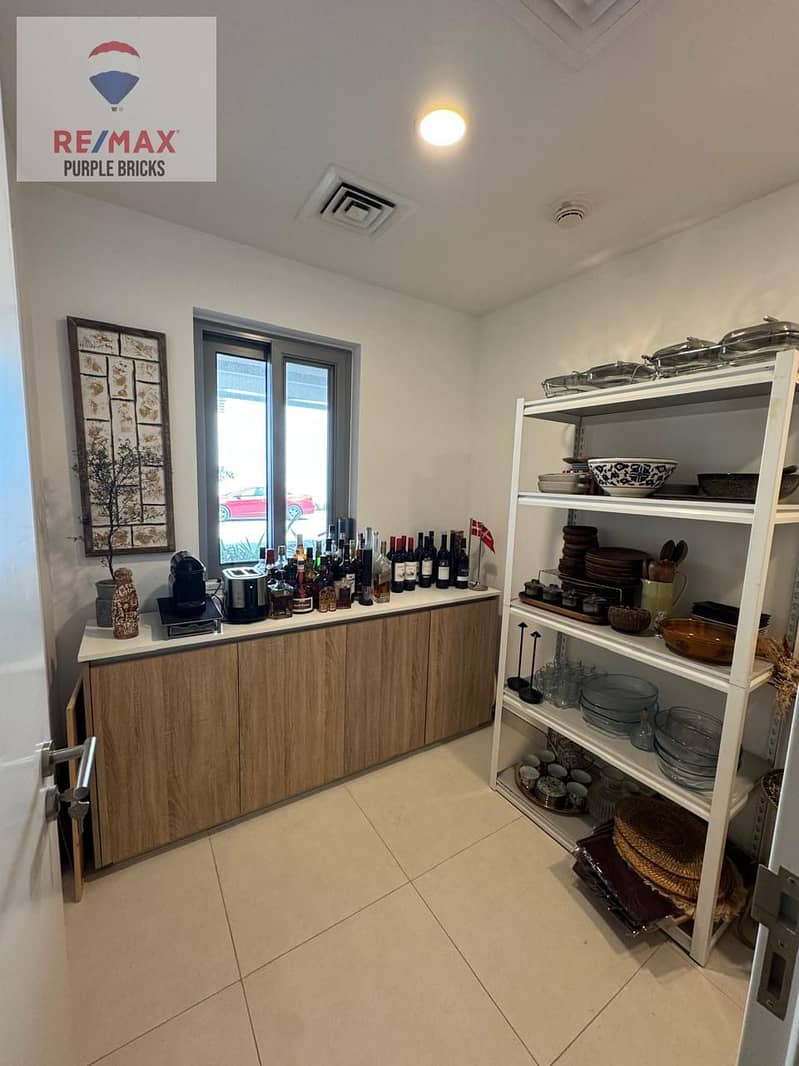 Corner Unit | Newly Upgraded Ground Floor 3BR plus Study and Maid Room with Garden - Image 12