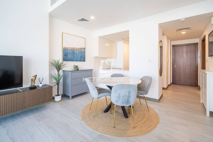 Beautifully Furnished| Upgraded| Bright| Vacant