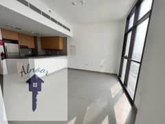 شقة فاخرة مكونة من غرفتي نوم متاحة للإيجار في منطقة الممشى بالشارقة، مزودة بأجهزة مطبخ، وصالة ألعاب رياضية، ومسبح، وموقف سيارات.