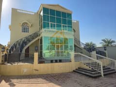 فيلا 6 غرف نوم + خادمة - مسبح خاص - موقع مميز