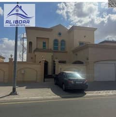 للإيجار – فيلا طابقين في الجرف | عجمان فرصة رائعة للإيجار السنوي في منطقة الجرف – عجمان، فيلا مكونة من طابقين بمساحات واسعة وتصميم عملي، جاهزة للسكن ل