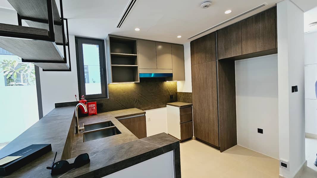 Brand New | Aura 4BR + Maid Villa | Only 275k