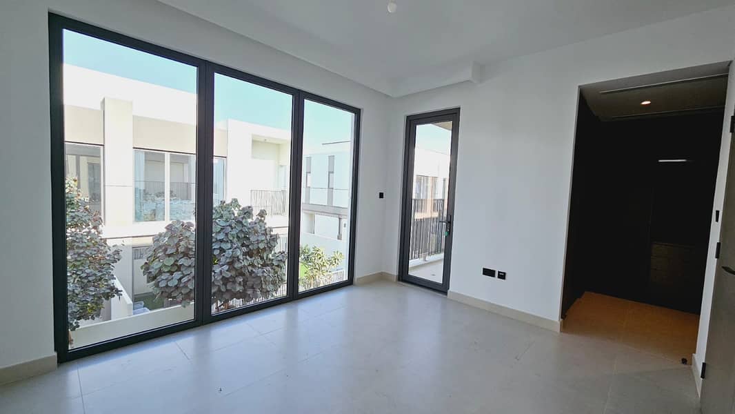 Brand New | Aura 4BR + Maid Villa | Only 275k