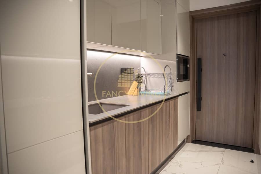 Luxury Studio Stay in Royal Regency Tower - Image 11