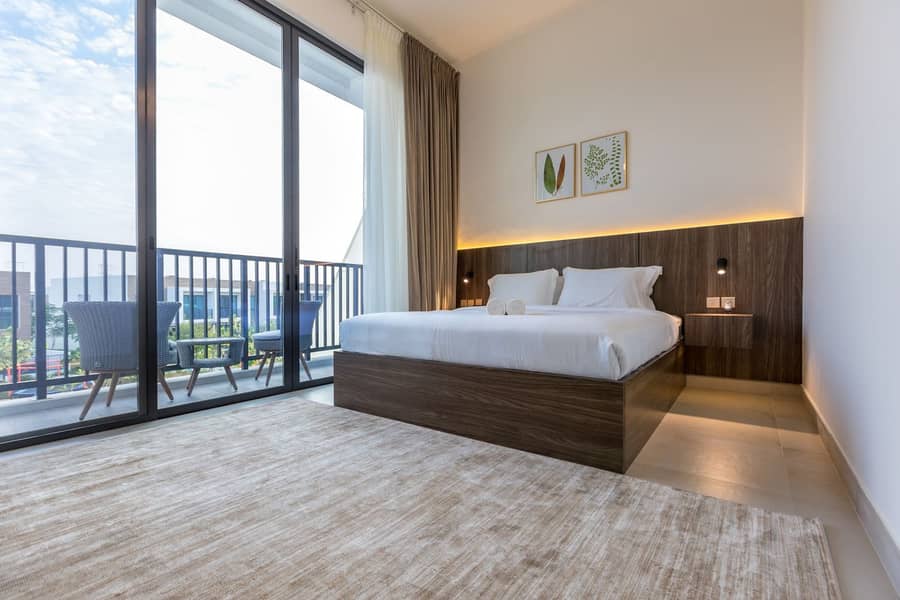 32 masterbedroom with balcony and queenbed. jpg