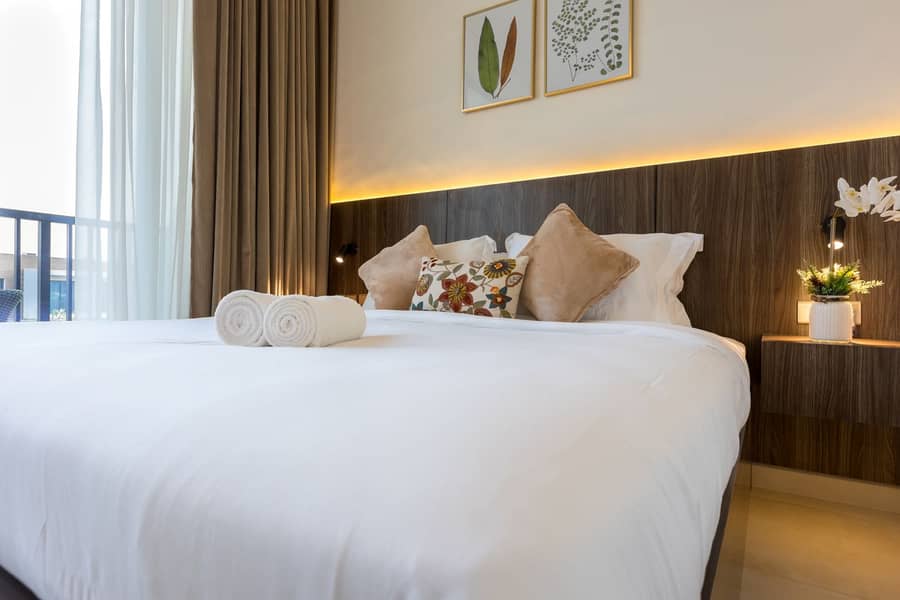 34 masterbedroom with balcony and queenbed2. jpg