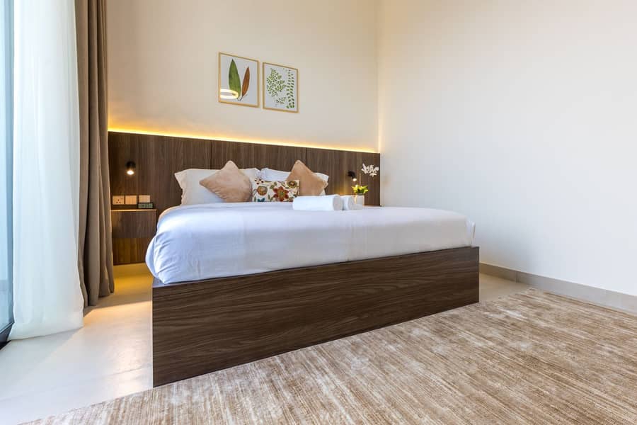 35 masterbedroom with balcony and queenbed3. jpg