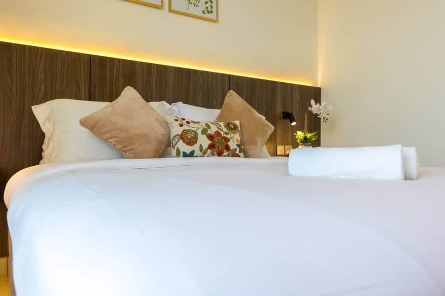 36 masterbedroom with balcony and queenbed4. jpg