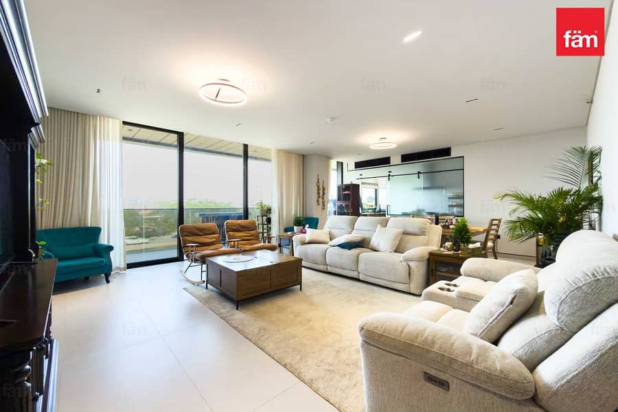 Spacious APT | Burj Khalifa View | Prime Location - Image 3