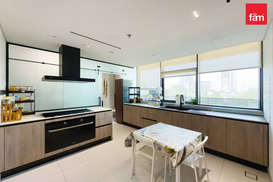Spacious APT | Burj Khalifa View | Prime Location - Image 14