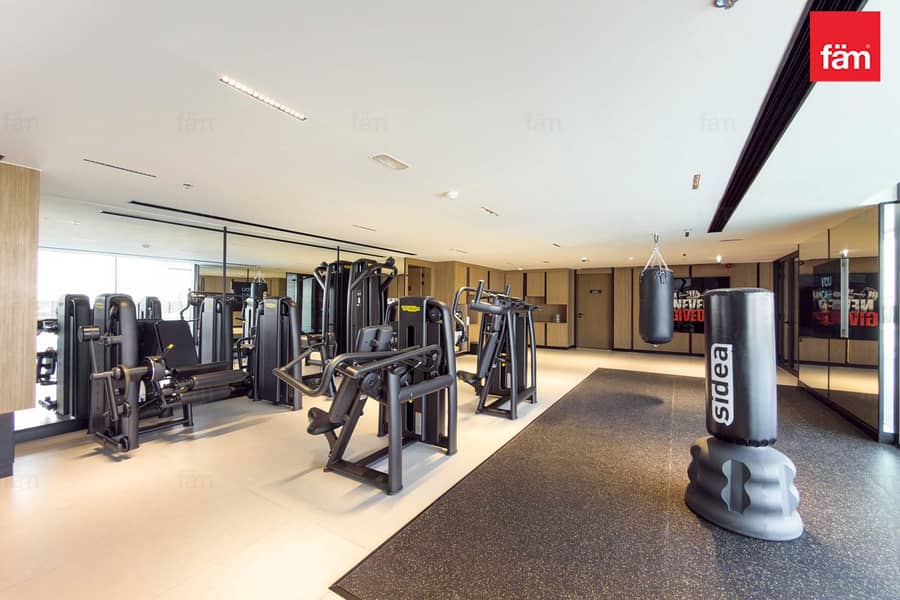 Spacious APT | Burj Khalifa View | Prime Location - Image 16