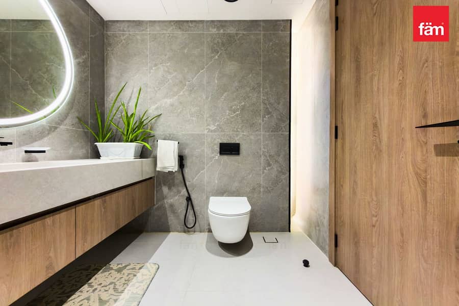 Spacious APT | Burj Khalifa View | Prime Location - Image 17