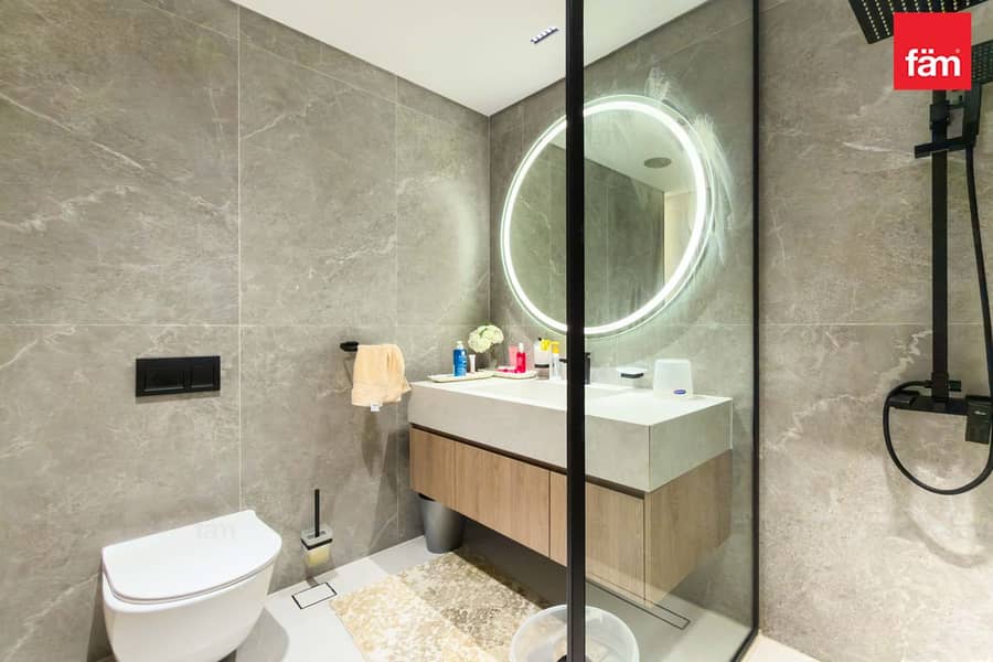 Spacious APT | Burj Khalifa View | Prime Location - Image 19