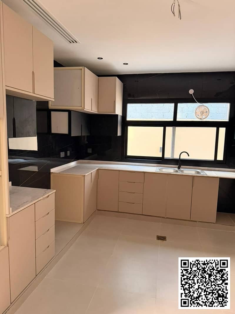 10 cb4221eb-b861-4e35-a9eb-77c2386e3eaf. jpg