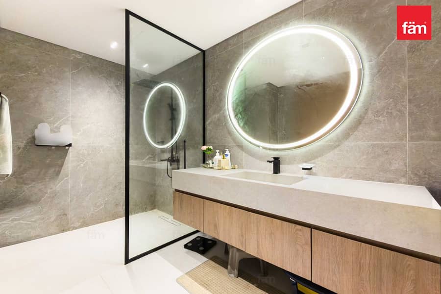 Spacious APT | Burj Khalifa View | Prime Location - Image 18