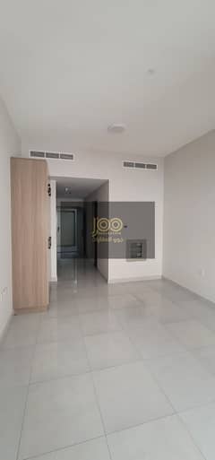 First occupancy, built-in wardrobes available / in a quiet area suitable for families