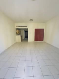 شقة في K-01،الحي اليوناني،المدينة العالمية 355000 درهم - 14305551