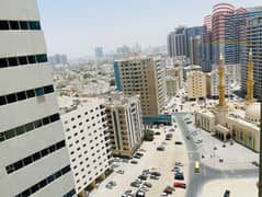 غرفة نوم واحدة وغرفة معيشة مطلة على الحديقة، جاهزة للسكن