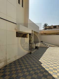 للبيع بيت مسلح مع ملحق مسلح في منطقة الغافية – الشارقة موقع مميز جدًا خلف مطبخ القائم وبالقرب من الحديقة، وقريب من الشارع القار، في منطقة هادئة وسك