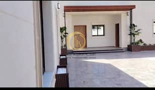 *للبيع فيلا في الشارقه منطقة المنصوره دور واحد على شارعين زاويه* المساحه 5086 قدم تتكون من 6 غرف ماستر وصالتين ومجلس خارجي