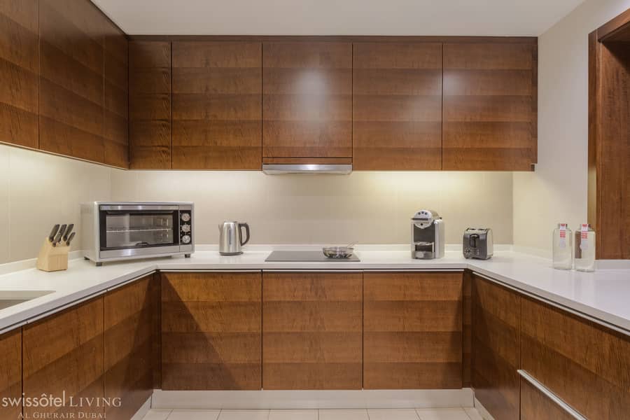 10 H1P9_2_bedroom_apartment_kitchen_with_amenities. jpg